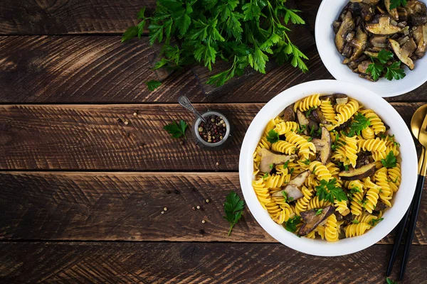 Fusilli Pasta Glutenvrij Met Boschampignons Een Wit Bord Vegetarisch Veganistisch — Stockfoto