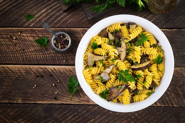 Fusilli Pasta Glutenvrij Met Boschampignons Een Wit Bord Vegetarisch Veganistisch — Stockfoto