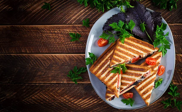 Panini Sandwich Grătar Șuncă Roșii Brânză Muștar Frunze Micul Dejun — Fotografie, imagine de stoc