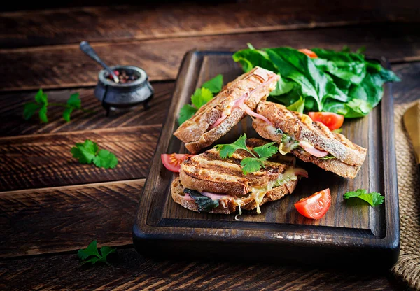 Gegrilde Sandwich Panini Met Ham Tomaat Kaas Spinazie Heerlijk Ontbijt — Stockfoto