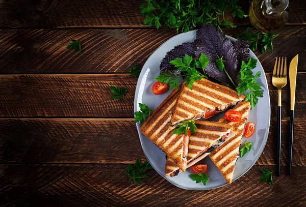 Panini Sandwich Grătar Șuncă Roșii Brânză Muștar Frunze Micul Dejun — Fotografie, imagine de stoc