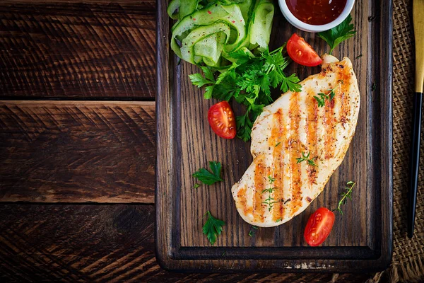 Pechuga Pollo Parrilla Con Verduras Frescas Tabla Cortar Madera Una — Foto de Stock