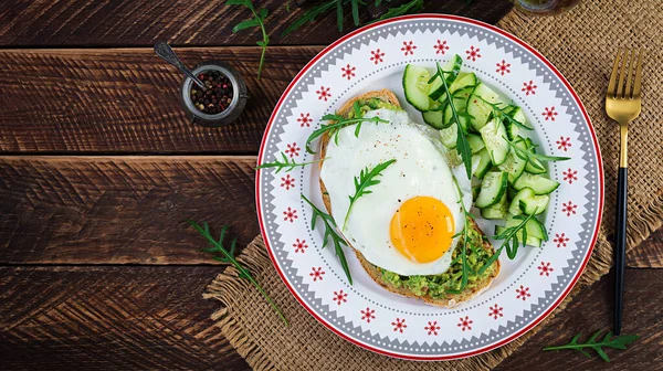 Sağlıklı Kahvaltı Noel Brunch Avokado Sandviçi Sahanda Yumurta Ahşap Masada — Stok fotoğraf