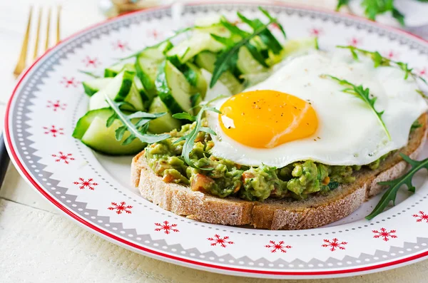 Healthy Breakfast Christmas Brunch Avocado Sandwich Fried Egg Fresh Salad — Stock Photo, Image