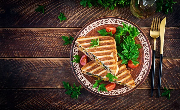 Clubul Grătar Panini Sandwich Castel Roșii Brânză Muștar Frunze Micul — Fotografie, imagine de stoc