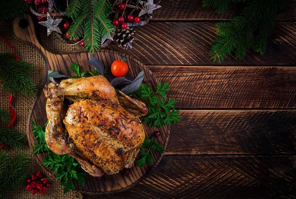 Fırında Hindi Tavuk Noel Masası Parlak Süslemelerle Süslenmiş Bir Hindiyle — Stok fotoğraf