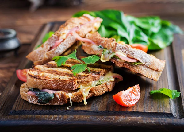 Panini Sandwich Gratar Șuncă Roșii Brânză Spanac Micul Dejun Delicios — Fotografie, imagine de stoc