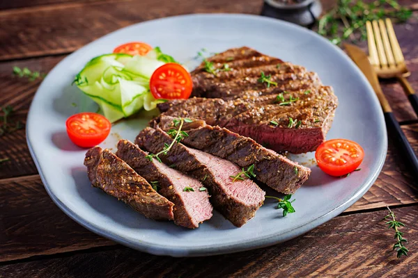 Bife Suculento Grelhado Carne Rara Média Com Especiarias Salada Fresca — Fotografia de Stock