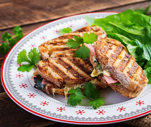 Grillad Smörgås Panini Med Skinka Tomat Ost Och Spenat Läcker — Stockfoto