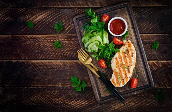 Grillezett Csirkemell Friss Zöldségekkel Fából Készült Vágódeszkán Egészséges Vacsora Felülnézet — Stock Fotó