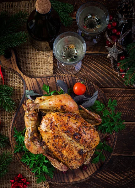 Pieczony Indyk Albo Kurczak Świąteczny Stół Serwowany Jest Indykiem Ozdobionym — Zdjęcie stockowe