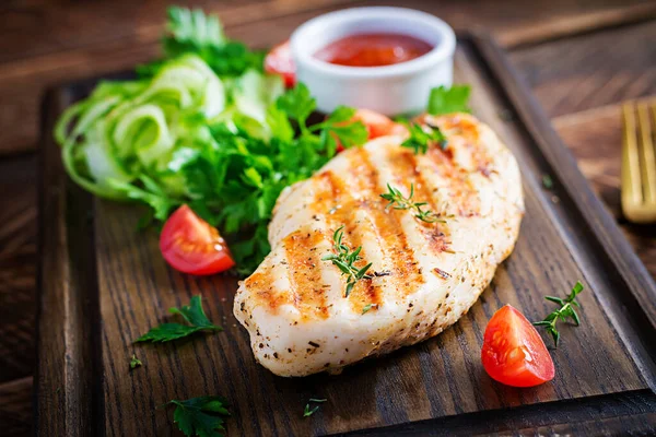 Gegrilde Kipfilet Met Verse Groenten Houten Snijplank Gezond Eten Kopieerruimte — Stockfoto