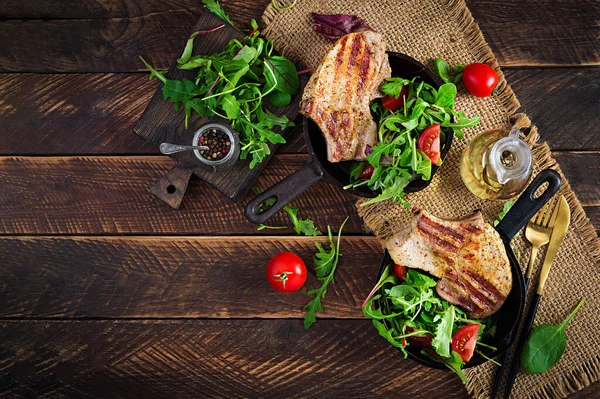 Bistecca Maiale Alla Griglia Succosa Con Erbe Osso Sfondo Legno — Foto Stock