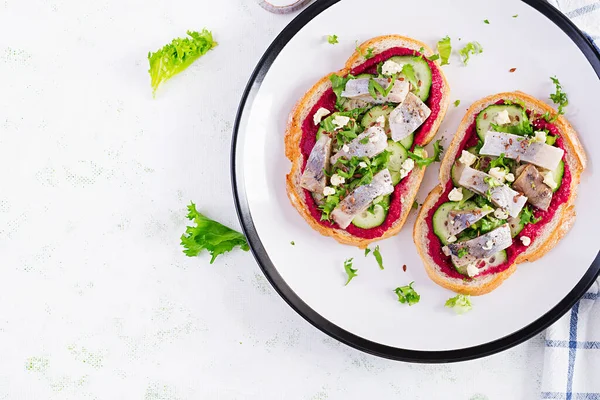 Filet Herring Sandwich Hering Sărat Sfeclă Roșie Toasturi Placă Albă — Fotografie, imagine de stoc