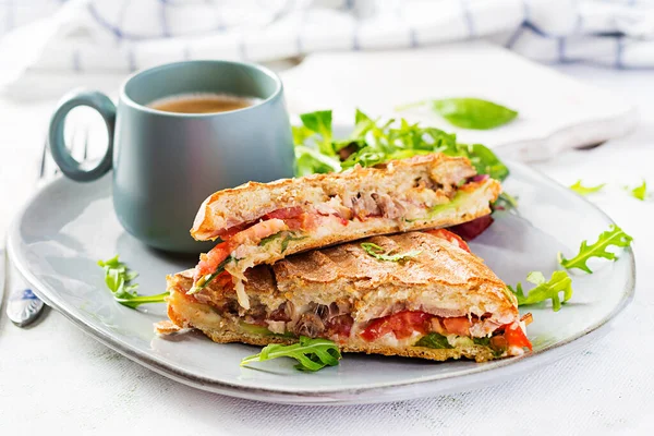 Panini Sandwich Grătar Carne Vită Roșii Brânză Salată Verde Ceașcă — Fotografie, imagine de stoc