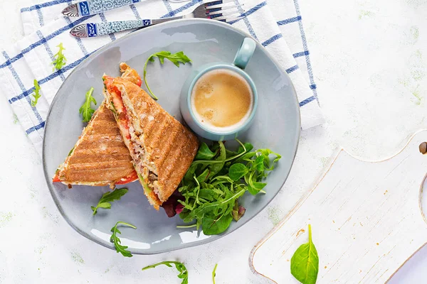 Panini Sandwich Grătar Carne Vită Roșii Brânză Salată Verde Ceașcă — Fotografie, imagine de stoc