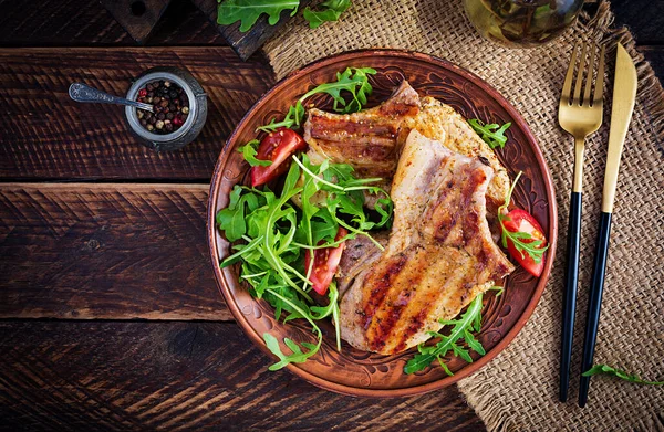 Šťavnatý Grilovaný Vepřový Steak Bylinkami Kosti Dřevěném Pozadí Pohled Shora — Stock fotografie