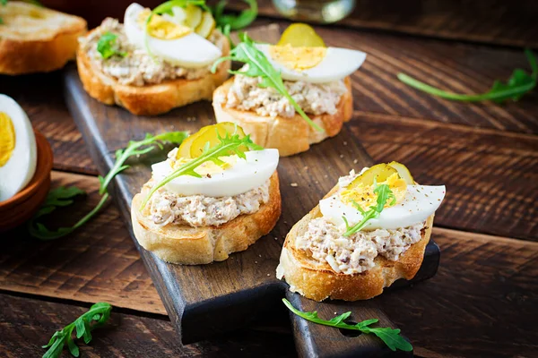 Pâine Prăjită Spumă Codfish Sărată Placa Tăiere Din Lemn Pasta — Fotografie, imagine de stoc