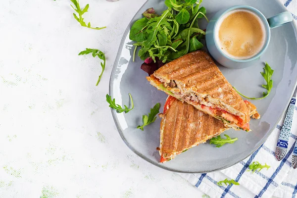 Panini Sandwich Grătar Carne Vită Roșii Brânză Salată Verde Ceașcă — Fotografie, imagine de stoc