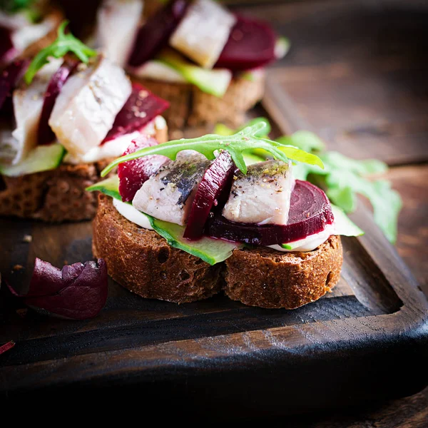 Filet Herring Sandwich Hering Sărat Sfeclă Sfeclă Roșie Toasturile Placa — Fotografie, imagine de stoc