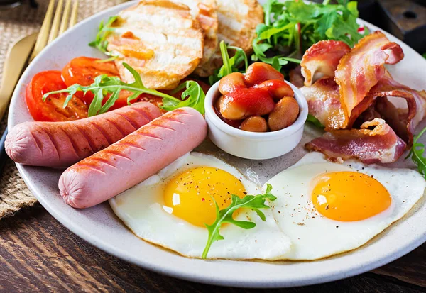 English Breakfast Fried Egg Beans Tomatoes Sausage Bacon Toast — Stock Photo, Image