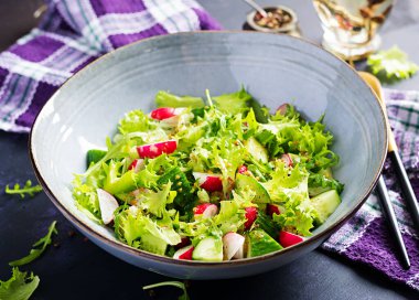 Salatalık, turp ve hardal-bal soslu taze sağlıklı salata..