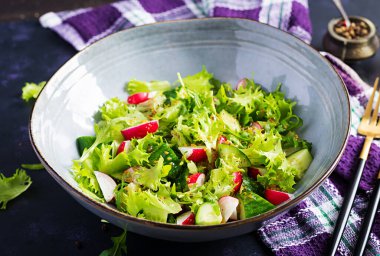 Salatalık, turp ve hardal-bal soslu taze sağlıklı salata..