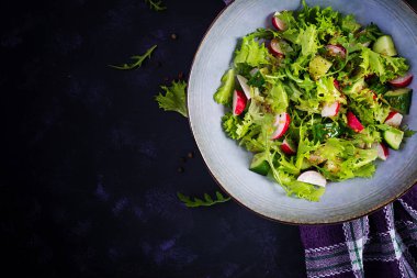 Salatalık, turp ve hardal-bal soslu taze sağlıklı salata. Üst görünüm, genel görünüm