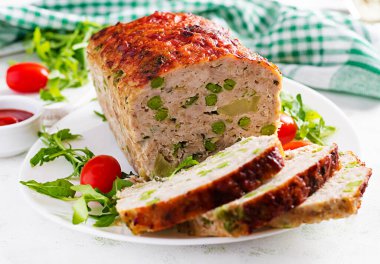 Lezzetli ev yapımı fırınlanmış tavuklu rulo köfte, yeşil bezelye ve beyaz masada dilimlenmiş brokoli. Amerikan köftesi.