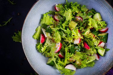 Salatalık, turp ve hardal-bal soslu taze sağlıklı salata. Üst görünüm, genel görünüm