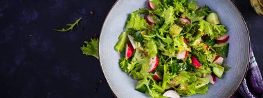 Salatalık, turp ve hardal-bal soslu taze sağlıklı salata. Üst görünüm, genel görünüm, afiş