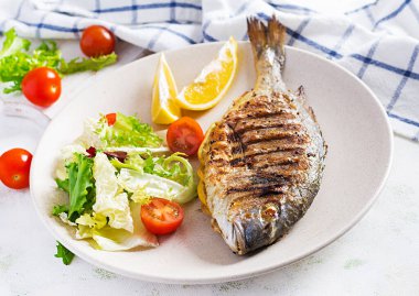 Lezzetli ızgara dorado ya da salata, baharat, tabakta ızgara dorada.