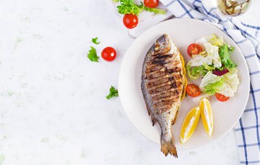 Lezzetli ızgara dorado ya da salata, baharat ve tabakta ızgara dorada. Üst görünüm, genel görünüm, kopyalama alanı