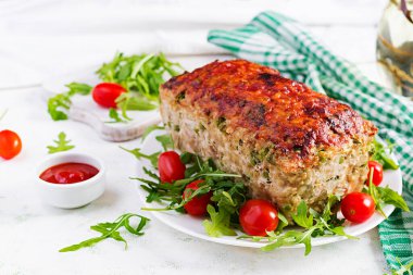 Lezzetli ev yapımı fırınlanmış tavuklu rulo köfte, yeşil bezelye ve beyaz masada dilimlenmiş brokoli. Amerikan köftesi.