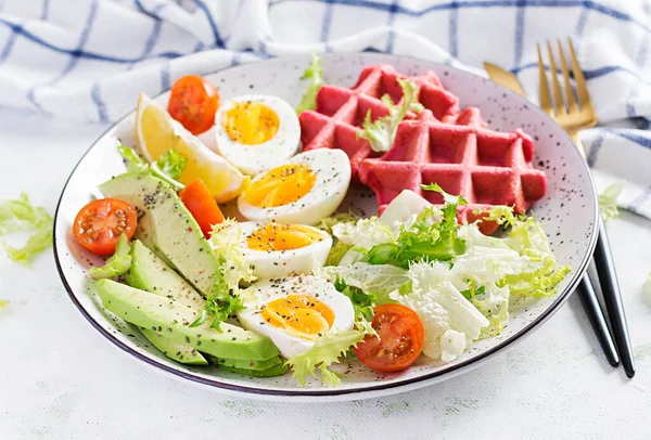ビーツのワッフル ゆで卵 トマト スライスアボカドを白い背景に朝食 ブランチ 健康食品 — ストック写真