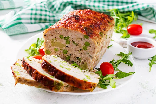 Tasty Homemade Ground Baked Chicken Meatloaf Green Peas Sliced Broccoli — Zdjęcie stockowe