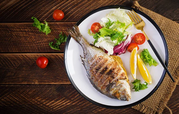 Delicioso Dorado Grelhado Peixe Dourado Com Salada Especiarias Dorada Grelhada — Fotografia de Stock