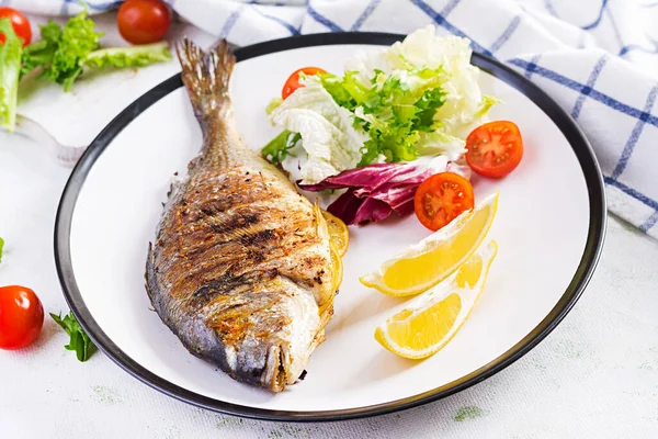 Вкусная Жареная Дорадо Рыба Лещ Салатом Специями Жареная Дорада Тарелке — стоковое фото