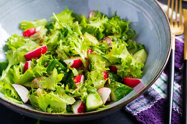 Salatalık, turp ve hardal-bal soslu taze sağlıklı salata..