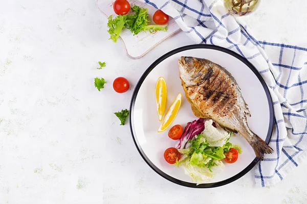 Läcker Grillad Dorado Eller Havsbraxen Fisk Med Sallad Kryddor Grillad — Stockfoto