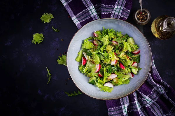 Salatalık, turp ve hardal-bal soslu taze sağlıklı salata. Üst görünüm, genel görünüm