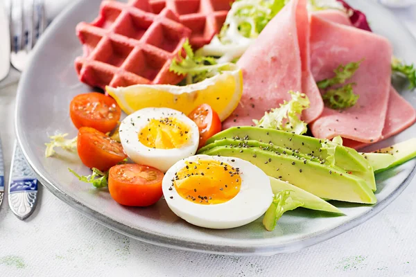 Desayuno Con Gofres Remolacha Huevo Cocido Jamón Tomate Aguacate Rodajas —  Fotos de Stock