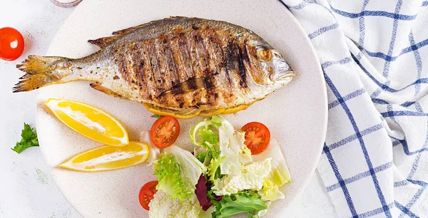 Вкусная Жареная Дорадо Рыба Лещ Салатом Специями Жареная Дорада Тарелке — стоковое фото