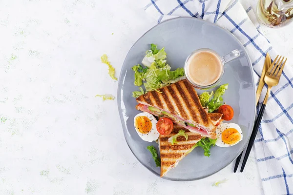 Panini Sandwich Grătar Șuncă Roșii Brânză Avocado Ceașcă Cafea Micul — Fotografie, imagine de stoc