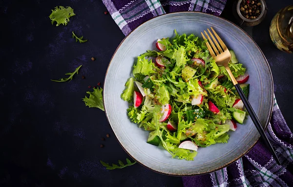 Salada Fresca Saudável Pepinos Rabanetes Ervas Com Molho Mel Mostarda — Fotografia de Stock