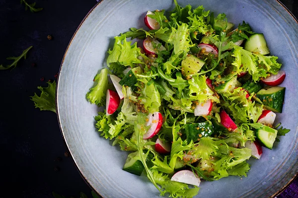 Salatalık, turp ve hardal-bal soslu taze sağlıklı salata. Üst görünüm, genel görünüm