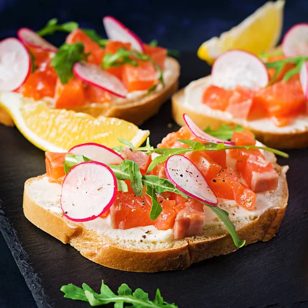 Sandwich Con Salmón Salado Para Desayuno Saludable Sobre Fondo Oscuro —  Fotos de Stock