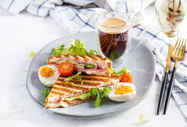 Gegrilde Club Sandwich Panini Met Ham Tomaat Kaas Avocado Kopje — Stockfoto