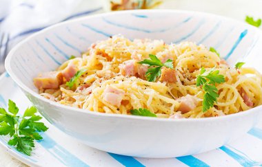 Pancetta, yumurta, parmesan peyniri ve krem soslu klasik ev yapımı carbonara makarnası. İtalyan mutfağı. Carbonara soslu spagetti..