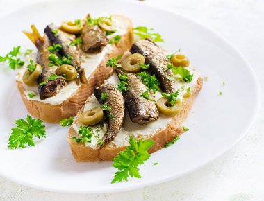 Sandviç, lahanalı, yeşil zeytinli ve tereyağlı. Danimarka mutfağı..